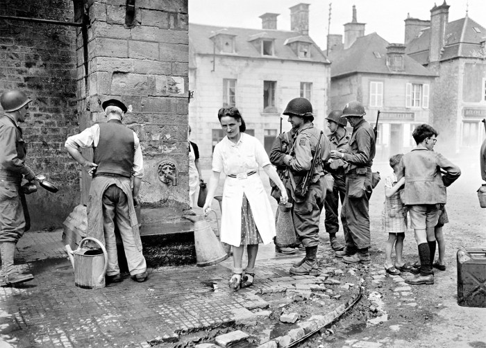 american-soldiers-stand-a-001