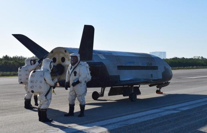 X-37B OTA4 lands at Kennedy Space Center