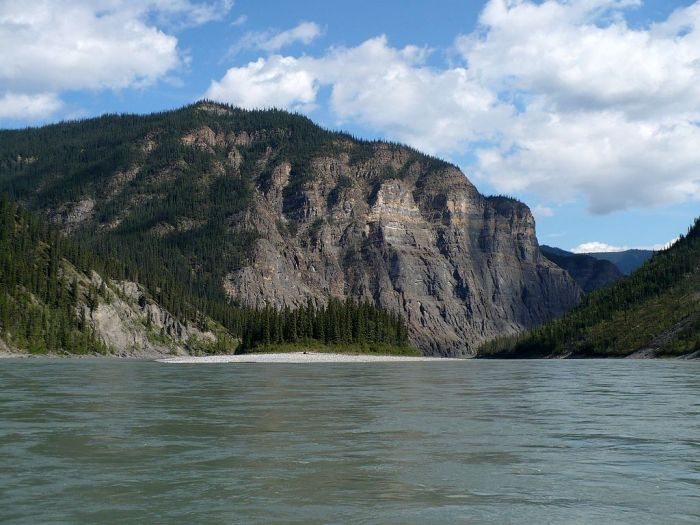 dead1024px-Nahanni_River_-_Third_Canyon