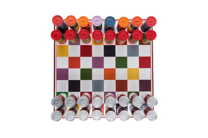 andy-warhol-campbells-soup-can-chess-set-04